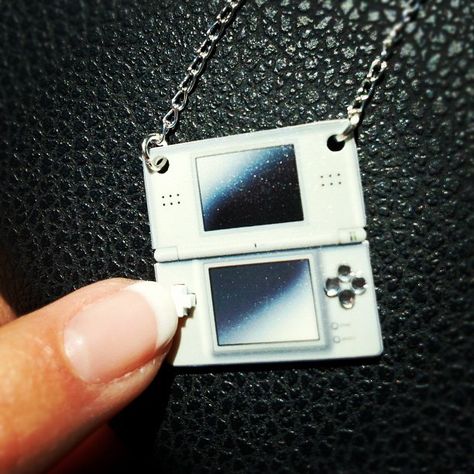 Nintendo DS necklace! Justine Ezarik, Gaming Images, Marvel Video, Creative Outfit Ideas, Nerdy Outfits, Gamer Girls, Geeky Girls, Pc Video, Video Game Consoles