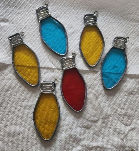 Square Glass Ornaments Diy, Simple Stained Glass Ornaments, Glass Ornaments Diy, Stained Glass Ornaments, Stained Glass Christmas, Stained Glass Diy, Glass Ideas, Stained Glass Patterns, Stain Glass