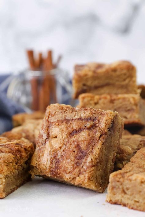 These cinnamon roll blondies are chewy homemade blondies swirled with gooey cinnamon sugar, with all the flavors of a classic cinnamon roll! #cinnamonroll #blondies #homemade Homemade Blondies, Cinnamon Roll Blondies, Cinnamon Blondies, Key Lime Pie Cake, Cinnamon Roll Cupcakes, Blondie Recipe, Blondie Bar, Cinnamon Coffee Cake, Blondies Recipe