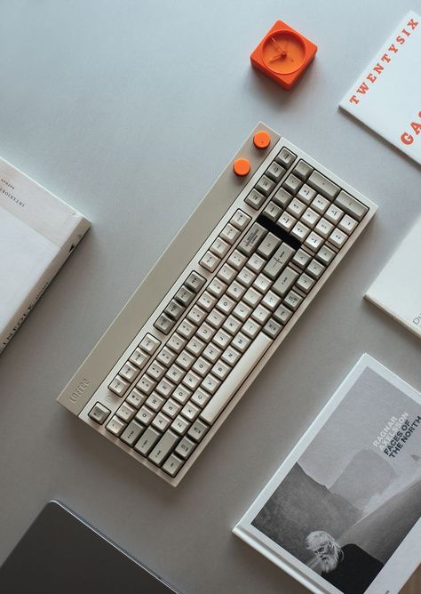 The Hermès orange at a glance increases the overall vibrancy of the keyboard. We hope that users can truly experience the nostalgic operation of retro radios while controlling the volume and connection methods.