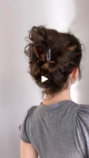 29K views · 2.1K reactions | Want more volume in your high bun? Try this hack! 

Claw clip by @godess.ca 
Use code CURLYCARR15 for 15% off 🤍 

Kunzite gemstone bracelet by @otterspirit , which is the emotional healing stone, promoting self love. 
Use code JENNIE20 for 20% off your purchase 🩵

IB @karlakazemi 

#hairinspiration #hairinspo #curlyhair #wavesandcurls #hairstyles #updo #volumebun #hairbun #hairstyletutorial #bunhairstyle #clawclip #hairhacks #clawcliphack #clawclipbun #hairaccessories 

#gemstones #gemstonebracelet #protectotters #accessories #springaccessories #gemstonejewelry | Jennie 🌷 | Curly Hair Care and Simple Hairstyle Tutorials | Badger · These Words Simple Hairstyle, Easy Hairdos, Hairstyle Tutorials, High Bun, Hairstyles Updo, Spring Accessories, Curly Hair Care, Healing Stone, Emotional Healing