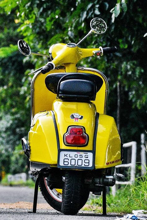 Modified Vintage scooters - Bajaj Chetak Chetak Scooter, Bajaj Chetak, Black Scooter, Vespa Bike, Cartoon Car Drawing, Enfield Classic, Best Photo Background, Black Background Images, Vespa Scooters