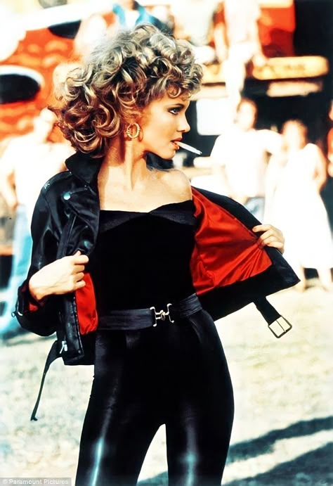 Grease Leather Jacket, Sandra Dee Grease, Grease Fashion, Black Boots Aesthetic, Olivia Newton John Grease, Grease Outfits, Grease Costume, Outfit Nero, Female Rock Stars