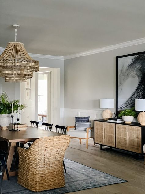 Modern Coastal Dining Room - Pretty Domesticated Dining Room With Black Accents, Room With Black Accents, Coastal Luxe Interiors, Modern Coastal Dining, Beachy Dining Room, Modern Coastal Dining Room, Villa Decor, Coastal Luxe, Dark Dining Room