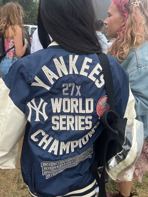 Yankess New York Jacket Outfit Inspiration Vintage Yankees Jacket, Yankee Game Outfit Women, New York Yankees Aesthetic, Yankee Outfits Women, Yankees Game Outfit, New York Yankees Outfit, Yankees Aesthetic, Baseball Aesthetic, Yankees Jacket