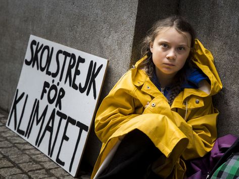 Swedish student Greta Thunberg leads a school strike and sits outside of Riksdagen, the Swedish parliament building, in order to raises awareness for climate change on August 28, 2018, in Stockholm, Sweden. Jane Goodall Quotes, Cartoon Mom, School Climate, Climate Justice, Becoming A Father, Tove Jansson, Greta Thunberg, Nobel Peace Prize, Womens March