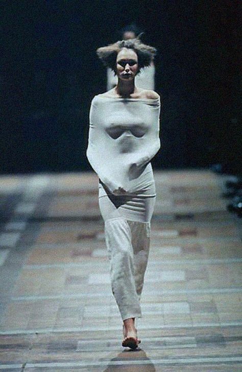 Issey Miyake 90s, Issey Miyake Runway, Anti Fashion Aesthetic, Fashion 1990s, Anti Fashion, Issey Miyake, Fashion Sketches, Runway Fashion, Fashion Art