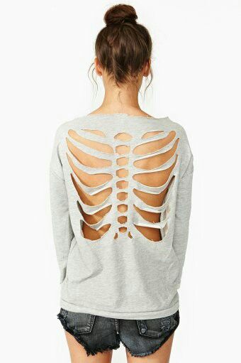 Back skeleton shirt Shirt Weaving, Diy Skeleton, Diy Cut Shirts, Cutout Shirts, Thema Halloween, Ripped Shirts, Skeleton Dance, Festival Shirt, Tee Designs