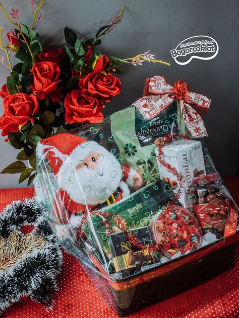 Hampers Coklat, Christmas Hampers Packaging Ideas, Hampers Natal Idea, Diy Hampers, Ide Hampers, Christmas Parcel, Box Bag Packaging, Xmas Hampers, Creative Gift Baskets