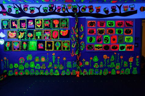 Using blacklights to create a buzz in the art room and a presentation goal at the end      Like it or not visual arts sometimes needs a gi... Glow Art Projects, Glow Art Show, Black Light Art Projects For Kids, Black Light Art, Blacklight Art, Glow Night, Elementary Art Rooms, Class Inspiration, Exhibition Ideas