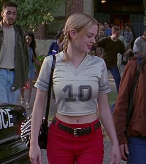 Red Flared Pants, Red Jeans Outfit, Tatum Riley, Scream Halloween Costume, Scream Outfits, Scream Costume, Iconic Halloween Costumes, Scream 1996, 90s Halloween Costumes