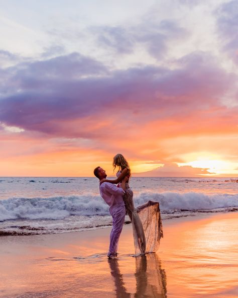 The lift, 🏋️‍♂️the carry the lift and kiss 💋 or the dip kiss can all be difficult poses 💃🏼🕺🏼but as we like to say to our clients it is ok to fail, some of our favorite images come from failures. Just remember to laugh at yourself and have fun on your Maui portraits. #mauiengagementphotographer #mauihoneymoon #mauiengagement #waileaphotographer #waileaengagementphotographer #mauisunset #mauiphotographer Dip Kiss Pose, Difficult Poses, Kiss Pose, Dip Kiss, Maui Honeymoon, Maui Photographers, The Dip, Couples Poses, Laugh At Yourself