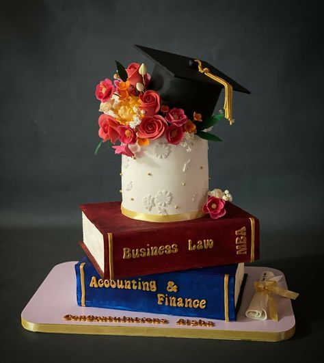 University Graduation Cake Ideas, Dr Graduation Cake, Comunion Cake, Graduation Cake Designs, Graduation Party Desserts, Backyard Graduation Party, Grad Cake, Graduation Party Cake, Fondant Cake Designs