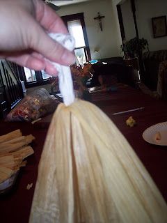 Are We There Yet?: Corn Husk Angels Tutorial Corn Husk Angels Diy, Coconut Husk Craft Ideas, Paper Doll Making, Corn Husk Crafts, Mommy Hairstyles, Diy Tree Topper, How To Make Corn, Corn Husks, Corn Husk Dolls