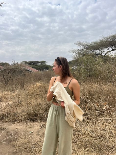 South Africa Trip Outfits, Cape Town Outfit Summer, Cape Town Outfit Ideas, Africa Travel Outfit, Cute Safari Outfits, Safari Aesthetic Outfit, South Africa Outfits, Safari Fits, Out Of Africa Style