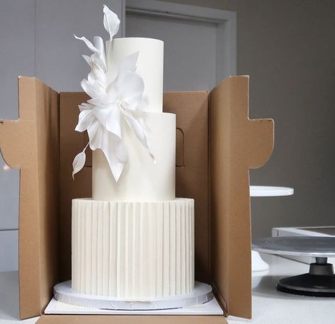 Modern Wedding Cakes Unique, Wedding Cake Minimalist Modern, Wedding Cake Modern Elegant, Wedding Cakes Modern Elegant, White Modern Wedding Cake, Wedding Cake Classic, Wedding Cake Minimalist, Wedding Cake Modern, Classy Wedding Cakes