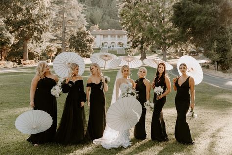 Chinoiserie Wedding, Elegant Outdoor Wedding, Bridesmaid Poses, Paris Engagement, Parasol Wedding, Chinoiserie Decor, Black And White Wedding Theme, Bridal Parties Pictures, Pretty Cocktails