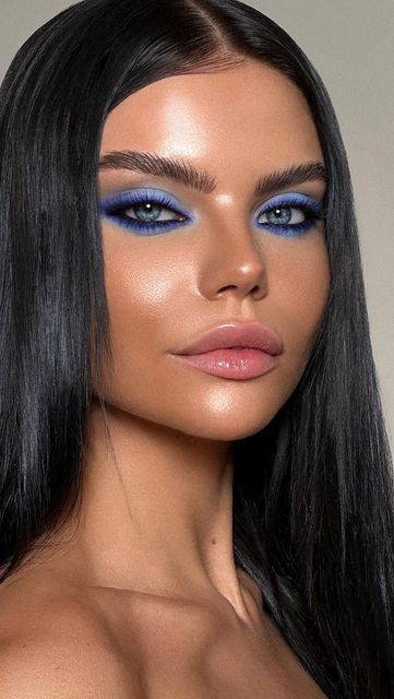 Blue Glossy Makeup, Blue Ice Makeup Look, Icy Y2k Makeup, Icy Makeup Looks, Blue Icy Makeup Looks, Icy Eyes, Icy Blue Eyeshadow, Icy Makeup, Icy Hair