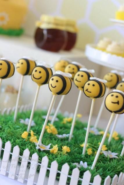 Bee Cake Pops, Bee Themed Birthday Party, Bumble Bee Birthday, Bee Theme Party, Bee Birthday Party, Themed First Birthday, Bee Cakes, Bee Day, Bee Baby Shower Theme