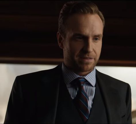 Eli Mills | Jurassic Park wiki | FANDOM powered by Wikia Rafe Spall, Jurassic World Camp Cretaceous, Isla Nublar, Fallen Kingdom, Hunter Outfit, Michael Crichton, Jurassic World Fallen Kingdom, Camp Cretaceous, Jurassic World Dinosaurs