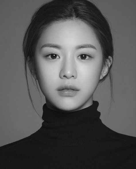 Korean Id Photo, Teaser Ideas, Headshot Photoshoot, Korean Photography, Korean Photoshoot, Go Younjung, Profile Photography, Vogue Photoshoot, Face Angles