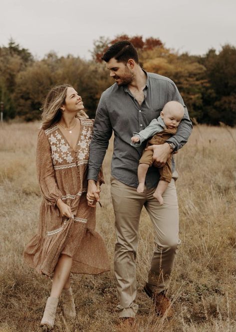 Family Photos Outside Summer, Family Photos With Umbrellas, Family Photo Infant, Simple Fall Family Photos, Fall Pics With Baby, Golden Family Photos, October Photoshoot Ideas Family, 5 Month Old Family Photoshoot, Cute Family Pictures With Baby