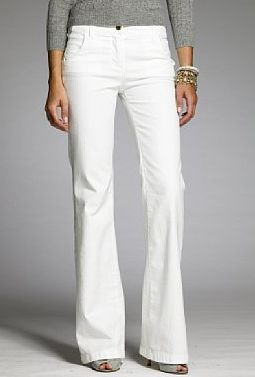 Smart Casual Party Outfit, Marlene Jeans, Bootcut Jeans Outfit, White Bootcut Jeans, Jeans Heels Outfit, White Flared Jeans, Womens White Jeans, Casual Party Outfit, White Jeans Outfit