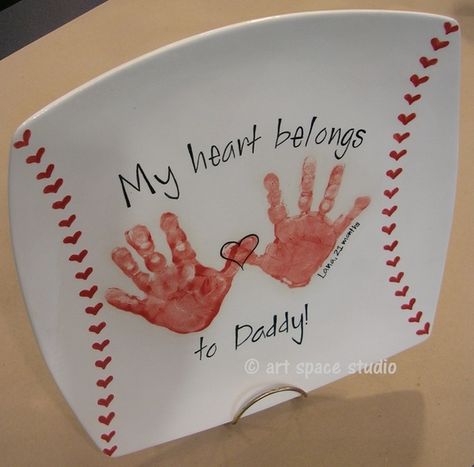 LOVE THIS , but for grandma's or mommys :) Father's day gift. For grandpa, was thinking though maybe brown look like a football and put grandpas biggest fan.. since grandpa is a huge bucs football fan. Do his handprints and writing in here colors. Heather this has you written all over it! :) Baseball Plate, Cadeau Parents, Father's Day Diy, Dad Day, Fathers Day Crafts, Mors Dag, Baby Crafts, Kids Crafts, Homemade Gifts