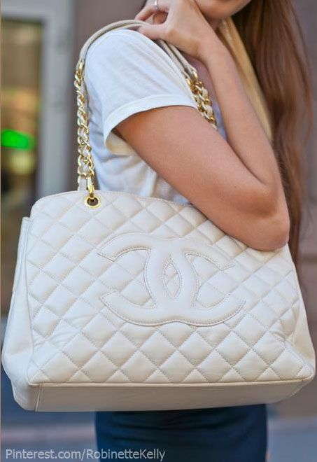 Omg! I want this CHANEL PURSE! AHHH... SO BAD I CAN SEE IT ON MY SHOULDER!!! Chanel More pins under www.supondo.com More How To Have Style, Outfit Essentials, Moda Chanel, Chanel Tote, White Tote Bag, Chanel Couture, Christian Audigier, Chanel Shoulder Bag, Chanel Purse