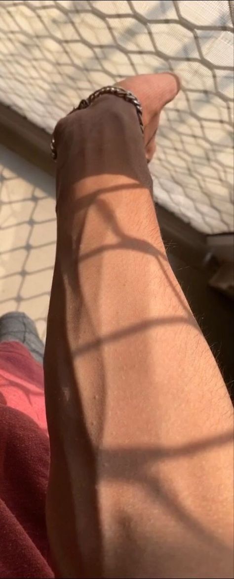 Veins On Arms Boys Hands Aesthetic, Aesthetic Veiny Hands, Veiny Hands Aesthetic With Rings, Men With Nice Hands, Thick Hands Men, Vains On Hands, Vein Hands Aesthetic, Hand Gripping Sheets Reference, Hand Pictures Men