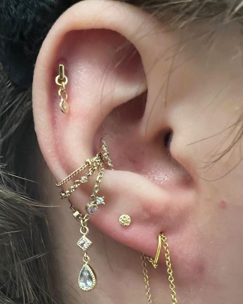 Cris Blackwater | Fine Jewelry (@crisblackwater) • Instagram photos and videos Conch Piercing With Chain, Conch With Chain, Chain Conch Piercing, Conch Piercing Aesthetic, Conch Chain, Ear Curation, Conch Piercing Jewelry, Conch Jewelry, Jewelry Wishlist