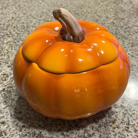 Ceramic Pumpkin Jar Pumpkin Pinch Pot, Pumpkin Ceramic Ideas, Pottery Pumpkins, Pumpkin Pottery, Fill The Jar, Pumkin Decoration, Ideas Ceramica, Ceramic Pumpkins, High School Ceramics