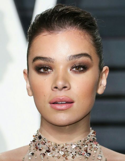 Hailee Steinfeld - 2017 Oscars makeup Hailee Steinfeld Makeup, Oscars Makeup, Hailee Steinfeld Style, Red Carpet Makeup, Laura Vandervoort, Celebrity Makeup Looks, Elsa Pataky, Fall Makeup Looks, Jennifer Morrison