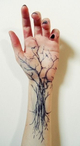 Tattoos Arm Mann, Cream Tattoo, Tatuagem Masculina Pequena, Tattoo Tree, Medusa Tattoo Design, Tattoo Trend, Scary Tattoos, Tree Tattoo Designs, Inspiration Tattoos