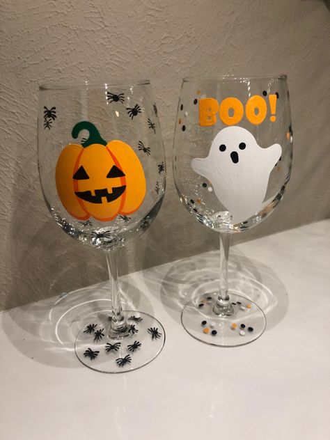 Halloween Spooky Painting Ideas, Ghost Wine Glass Painting, Glass Painting Designs Halloween, Halloween Diy Wine Glasses, Pumpkin Painted Wine Glasses, Pumpkin Glass Painting, Glass Painting Autumn, Fall Painted Wine Glasses Diy, Halloween Glass Painting Ideas