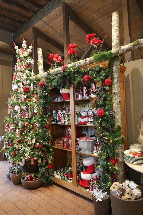 Retail Store Christmas Decorations Display Ideas, Holiday Retail Display Ideas, Christmas Store Ideas, Christmas Decor Ideas For Boutique, Christmas Market Decoration Ideas, Christmas Store Displays Retail Holiday, Christmas Shop Display Ideas, Christmas Market Booth Ideas, Christmas Displays Retail Store Fronts