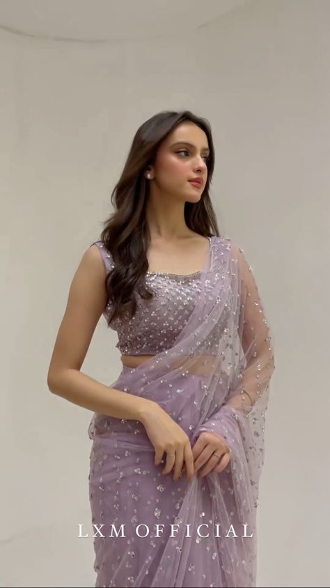 Pretty Sarees Classy, Organza Saree For Wedding, Girlish Sarees Indian Weddings, Lavender Saree Look, Cocktail Sarees Parties, Sarees For Graduation Day, Elegant Saree Party Wear, Saree Net, Iridescent Saree