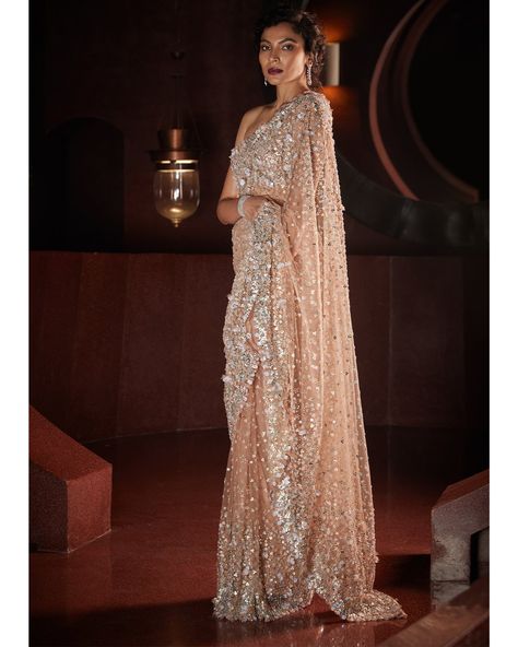 Shimmer Saree, Seema Gujral, Reception Saree, Peach And Gold, Sari Design, Sequin Saree, Wedding Sari, Vacuum Storage, Sequin Blouse