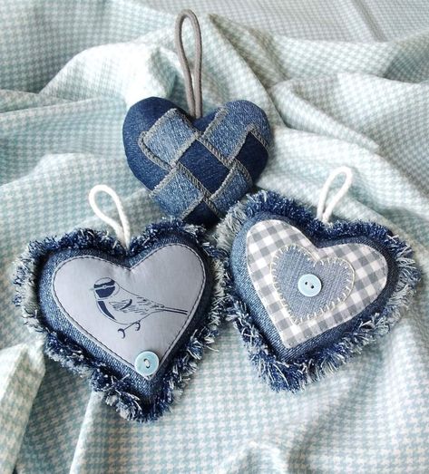 Denim Bag Patterns, Denim Crafts Diy, Knitted Toys Free Patterns, Diy Sewing Gifts, Easy Diy Decor, Blue Jeans Crafts, Quilted Ornaments, Pinterest Diy Crafts, Fabric Hearts