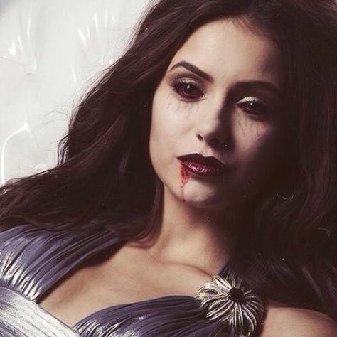 Would this be Elena or Katherine? #ninadobrev #tvd #nina #dobrev #elenagilbert #katherinepierce #thevampirediaries #vampirediaries #coffin #tv #characters #vampire #vampires #blood #ntf200 Vampire Elena, Vampire Diaries Makeup, Funny Twilight, Vampire Makeup Halloween, Vampire Eyes, Halloweenský Makeup, Katerina Petrova, Vampire Makeup, Vampire Diaries Stefan