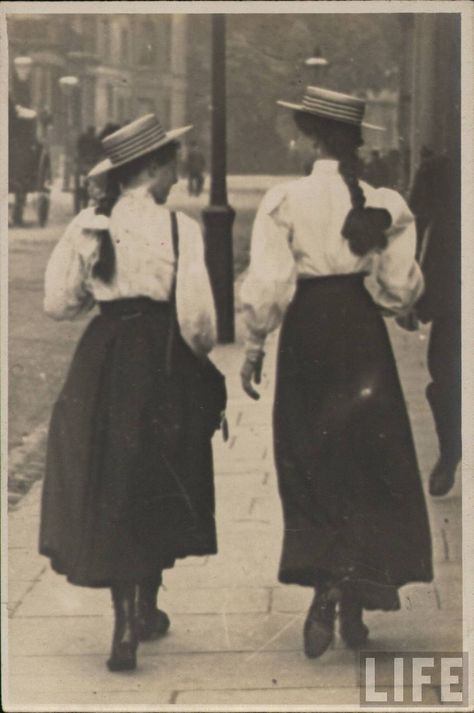 From LIFE archive 1890s Aesthetic, Edwardian Photos, 1900s Aesthetic, Journeys End, Edwardian England, Fashion Through The Decades, Street Vendors, Old Photography, 20th Century Fashion