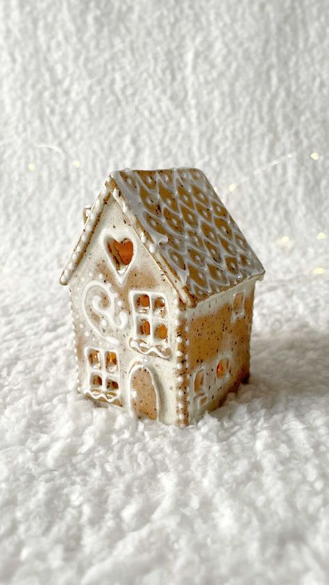 Clay Houses Buildings Ceramic Art, Gingerbread Ceramic House, Christmas House Ceramic, Pottery Gingerbread House, Gingerbread House Ceramic, Tiny Clay Houses, Pottery Houses Ideas, Clay Bird Houses, Slabs Ceramics Ideas