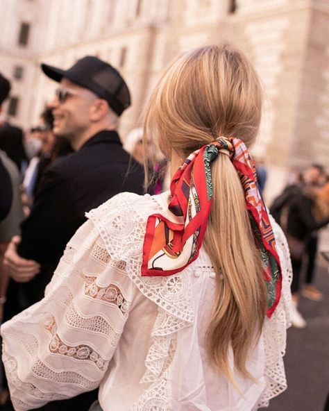 The devil's in the detail 👏💅 We're feeling super inspired by these street-style looks we spotted at #LFW. From silk scarves as hair ties,… Color Hair Styles, Summer Hair Accessories, Beauty Hair Color, Ports 1961, London Fashion Weeks, Silk Scarf Style, Hair Scarf Styles, Head Scarf Styles, Pretty Scarves