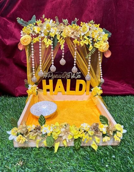 Haldi Rasam Decoration At Home, Haldi Pleat Decoration, Pithi Dish Decoration, Haldi Plater Decoration, Haldi Packing Ideas, Haldi Basket Decoration, Haldi Ceremony Tray Decoration, Decorative Trays For Wedding, Haldi Tray Decoration Ideas At Home