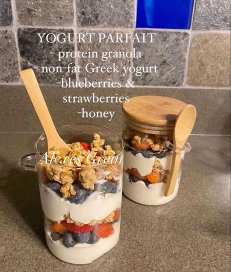 Breakfast Healthy Recipes, Resep Smoothie, Healthy Lunch Snacks, Healthy Food Inspiration, Resep Diet, Easy Healthy Meal Prep, Healthy Food Dishes, Makanan Diet, Yogurt Parfait