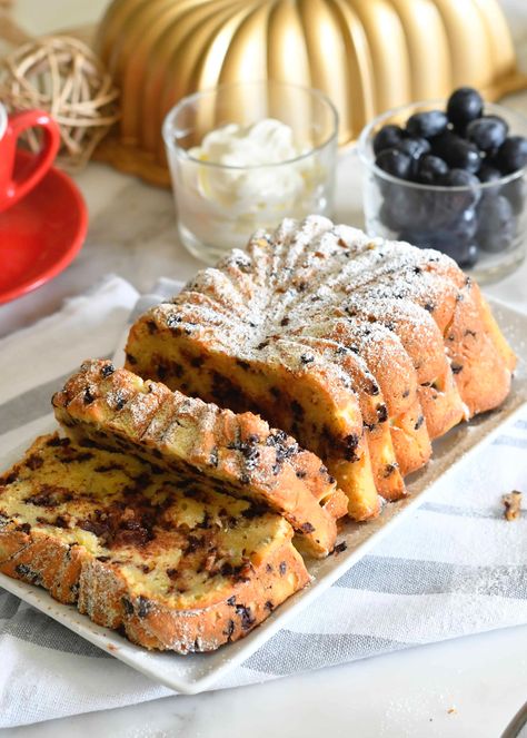 Cooking with Manuela: Chocolate Chip Cream Cheese Pound Cake Recipe Chocolate Chip Cream Cheese, Cheese Pound Cake Recipe, Cake With Chocolate Chips, Cream Cheese Pound Cake Recipe, Chocolate Chip Pound Cake, Choco Cake, Moist Pound Cake, Cheese Pound Cake, Chocolate Pound Cake