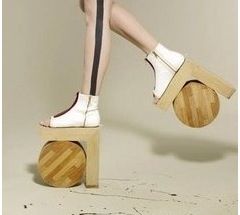 Ok..... Wierd Shoes, French Shoes, Funny Shoes, Mode Shoes, Creative Shoes, Ugly Shoes, Funky Shoes, Weird Fashion, Unique Shoes