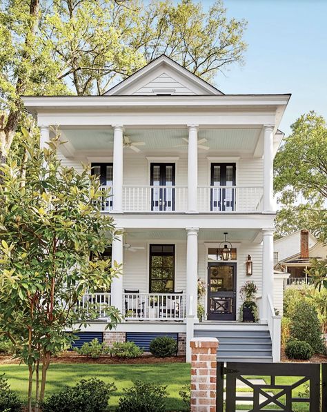 Estilo Charleston, White Exterior Paint Colors, White Exterior Paint, Florida Cottage, White Exterior Houses, Best White Paint, Traditional Style Homes, Exterior Paint Color, Beach Homes