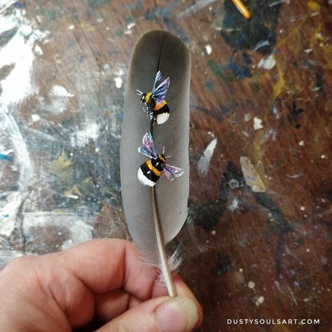 Feather Painting Ideas, Feather Art Painting, Painting Feathers, Painting On Feathers, Feather Art Diy, Painted Feathers Diy, How To Paint Feathers, Painting Feathers Tutorial, Painting On A Feather