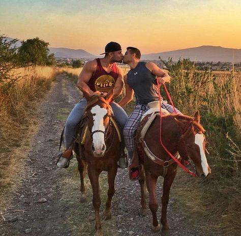 Horseback kiss Hugs And Cuddles, Cowboy Aesthetic, Country Couples, Interracial Dating, Gay Aesthetic, Men Kissing, Gay Romance, Meet Singles, Gay Marriage